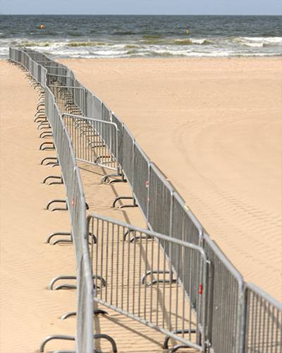Crowd control barrier with flexible isolation angle to adapt the uneven terrain.