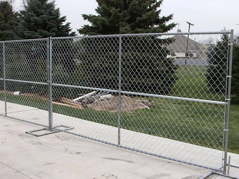 Assembled temporary chain link fence for erect the greenbelt.