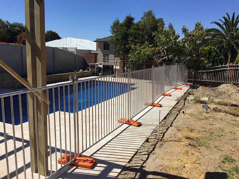 Assembled temporary pool fence around the swimming pool.
