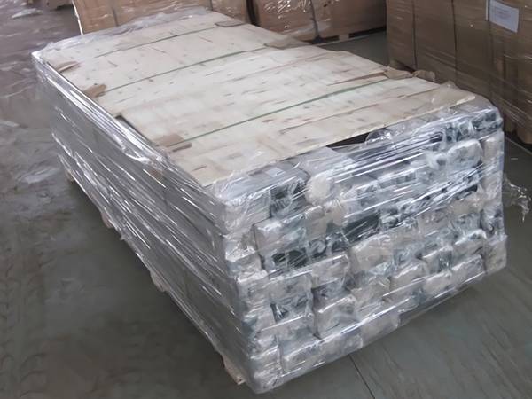 Many fence post are placed on the pallet, they also fixed with bundle belts and wrapped with plastic film.