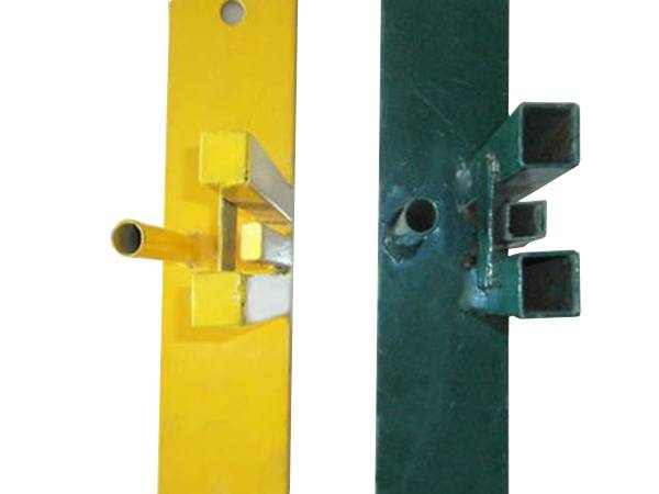 There are two set of fence feet with added fastening for Canada temporary fence.
