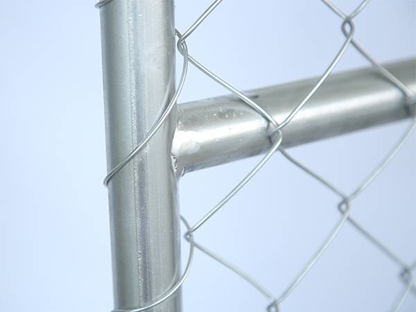 A close up picture of temporary chain link fence with 360° full welding point.