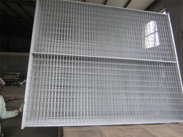 There are many Canada temporary fence with hot dipped galvanized surface treatment.