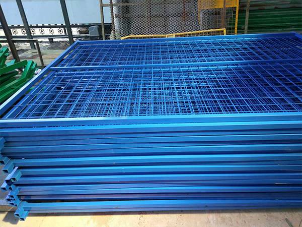 There are many Canada temporary fence with powder coated surface treatment.