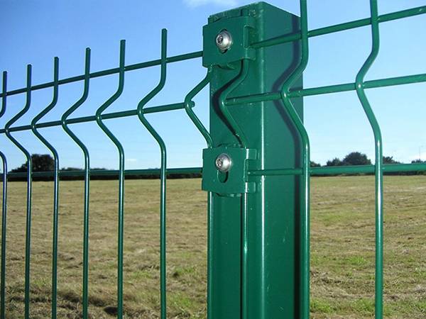 Green wire mesh fences are connected with a rectangular post by green clips.
