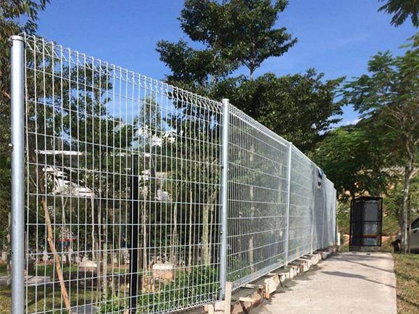 Roll top fence is used in the courtyard to plat its protection and decoration functions.