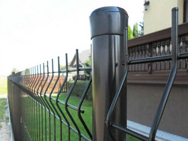 Black 3D security fences are connected with a black round post by black clips.