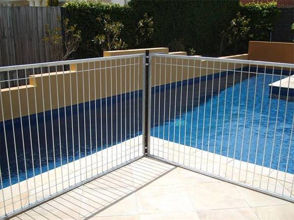 Hot dipped galvanised temporary pool fencing are surrounding the swimming pool.