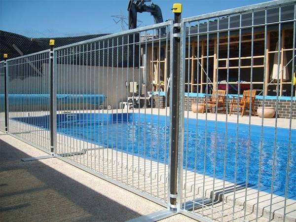 Star pickets are connecting two neighbour temporary pool fencing panels.
